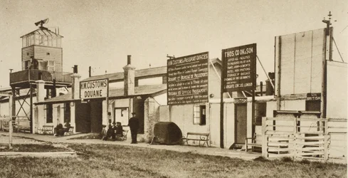 Tullkontoret på Londons flygplats 1925 (sepiafoto)
